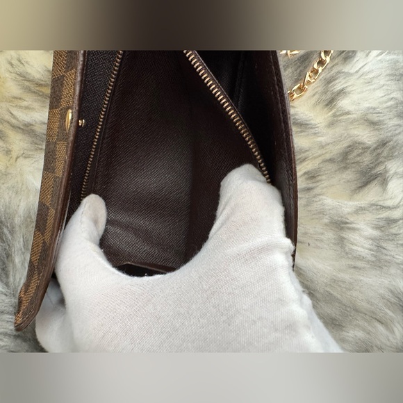 Louis Vuitton damier 
Vintage Sarah Wallet converted Crossbody - Picture 11 of 15